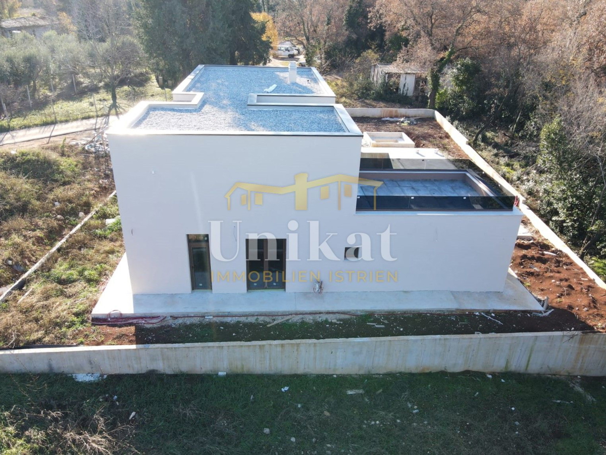 Moderna vrstna hiša s bazenom in pogledom na zelenje, Poreč